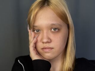 camwhore fingering shaved pussy AlleenWelke