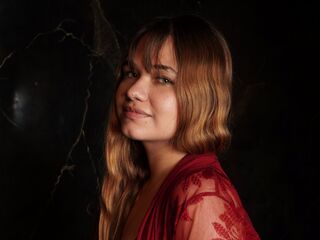 beautiful webcamgirl CharlotBlonde