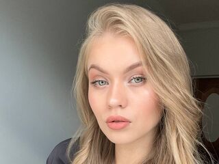 camslut fingering shaved pussy ElaraBrooks