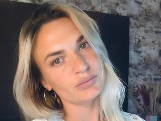 cam girl playing with vibrator EllieMaryn