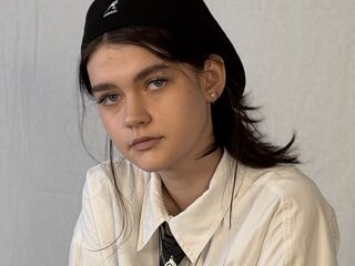 naked girl with live cam masturbating LeannMolineaux