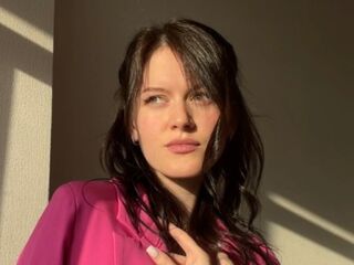 topless cam girl MaudGuerrido