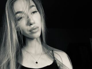 topless webcamgirl NikkiTenerovich