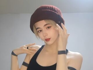 hot cam girl fingering shaved pussy RoxannCobio
