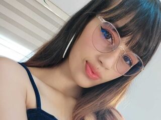 camgirl fingering shaved pussy YiyisMarthin